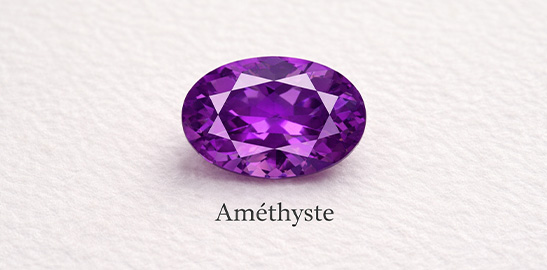 Pierre améthyste vue de face, pierre de naissance.